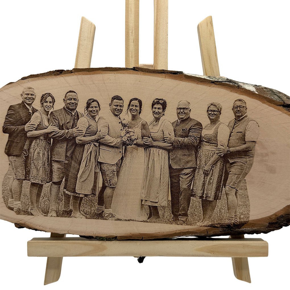 Ovale Baumscheibe mit personalisierter Fotogravur aus Erlenholz als besonderes Erinnerungsstück