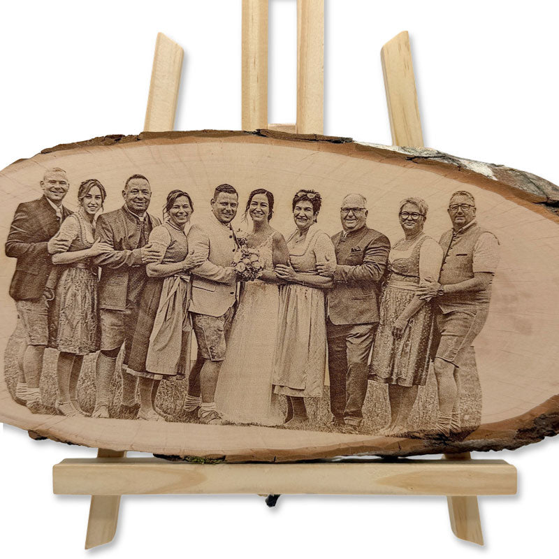 Ovale Baumscheibe mit personalisierter Fotogravur aus Erlenholz als besonderes Erinnerungsstück