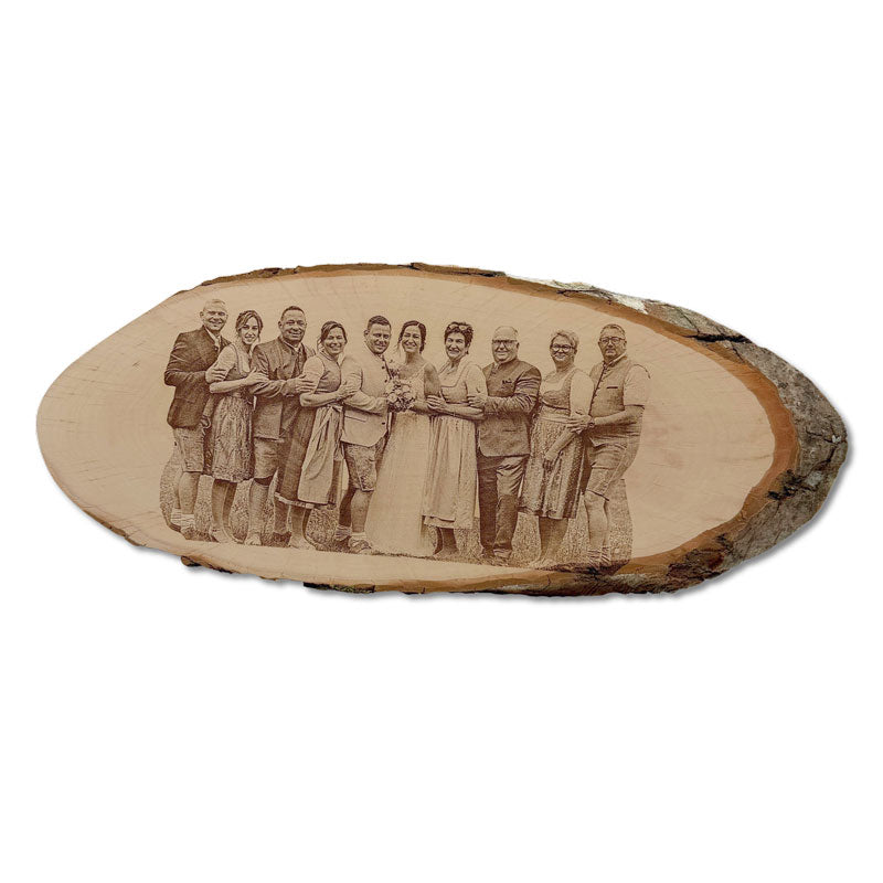 Personalisierte ovale Holzscheibe mit graviertem Foto und natürlicher Baumkante aus Echtholz - Baumscheibe mit Gravur