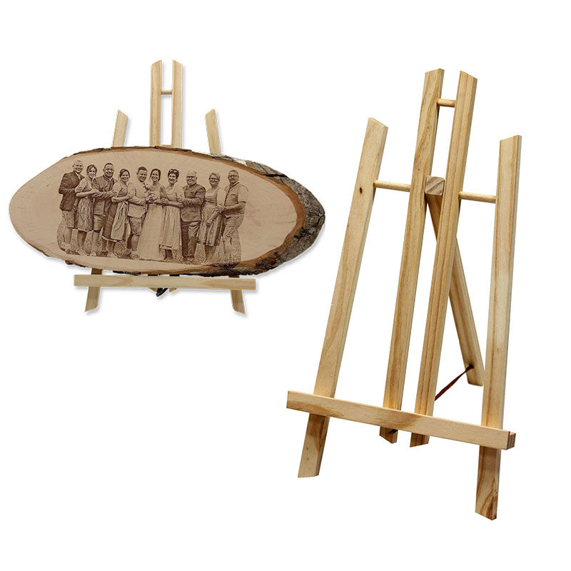 Ovale Baumscheibe aus echtem Holz mit graviertem Foto auf passender Staffelei aufgestellt – natürliche Geschenkidee aus Österreich mit einzigartiger Holzmaserung.