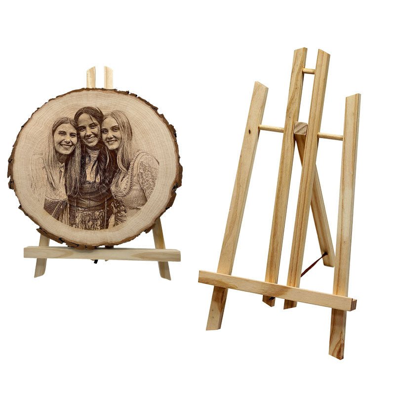 Runde personalisierte Baumscheibe mit detailreicher Fotogravur und passender Staffelei – handgefertigte Erinnerung aus Naturholz mit rustikaler Baumkante.