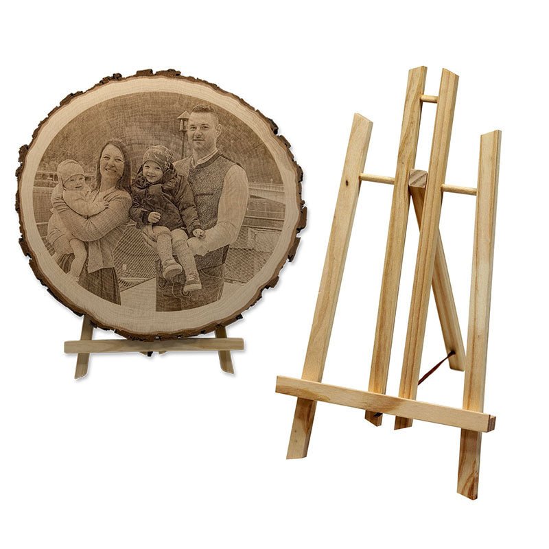 Personalisierte XL Baumscheibe aus Naturholz mit Fotogravur auf dekorativer Holz-Staffelei präsentiert – rustikale Holzdeko mit natürlicher Rinde und individueller Erinnerung.