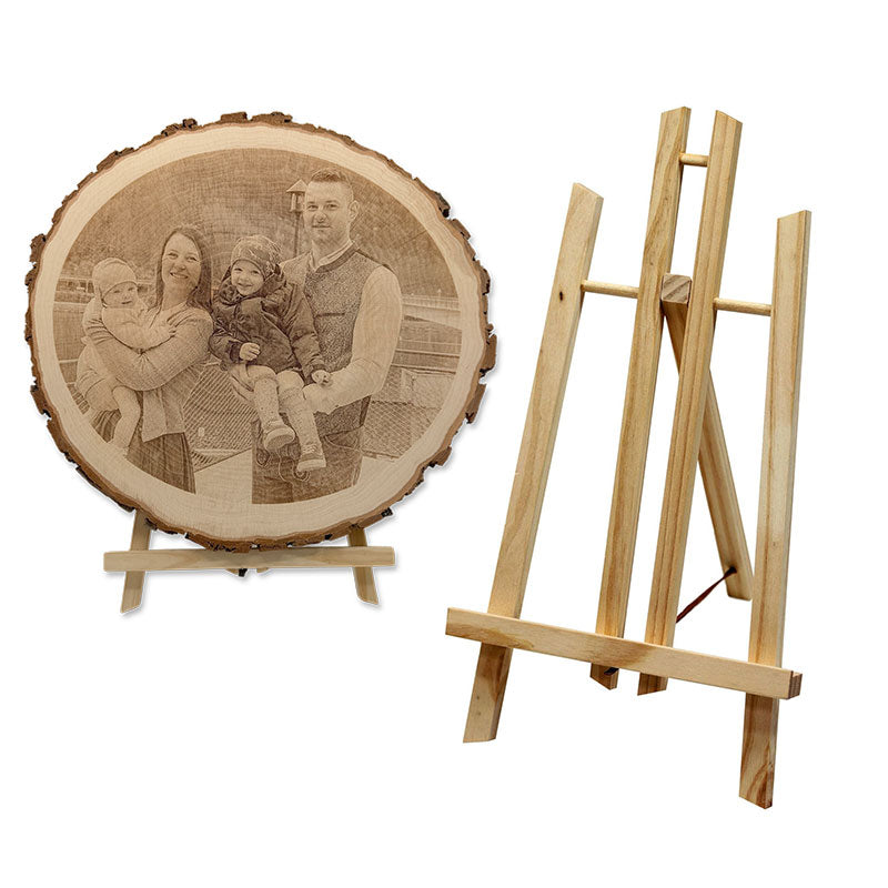 Personalisierte XL Baumscheibe aus Naturholz mit Fotogravur auf dekorativer Holz-Staffelei präsentiert – rustikale Holzdeko mit natürlicher Rinde und individueller Erinnerung.