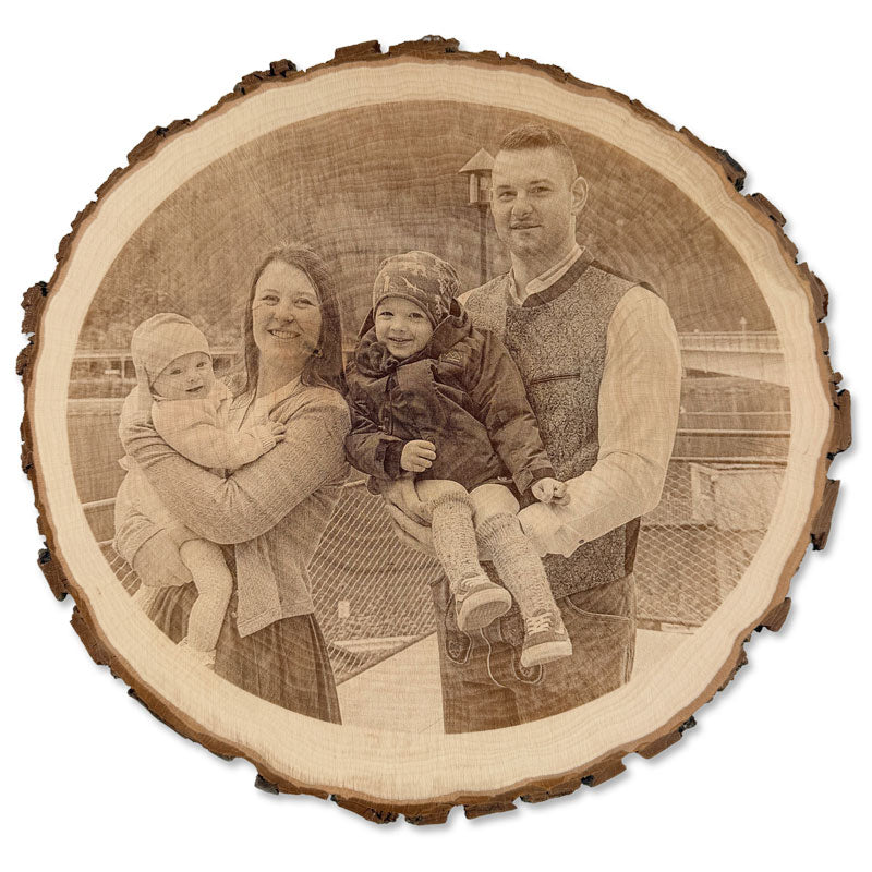 Personalisierte Baumscheibe XL mit Fotogravur einer Familie auf echtem Holz