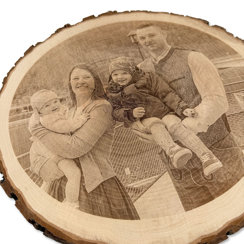 Rustikale Baumscheibe mit persönlichem Foto als hochwertige Holzgravur