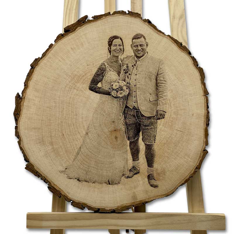 Gravierte Baumscheibe mit romantischem Motiv eines Hochzeitspaars – personalisierte Holzdeko zur Hochzeit