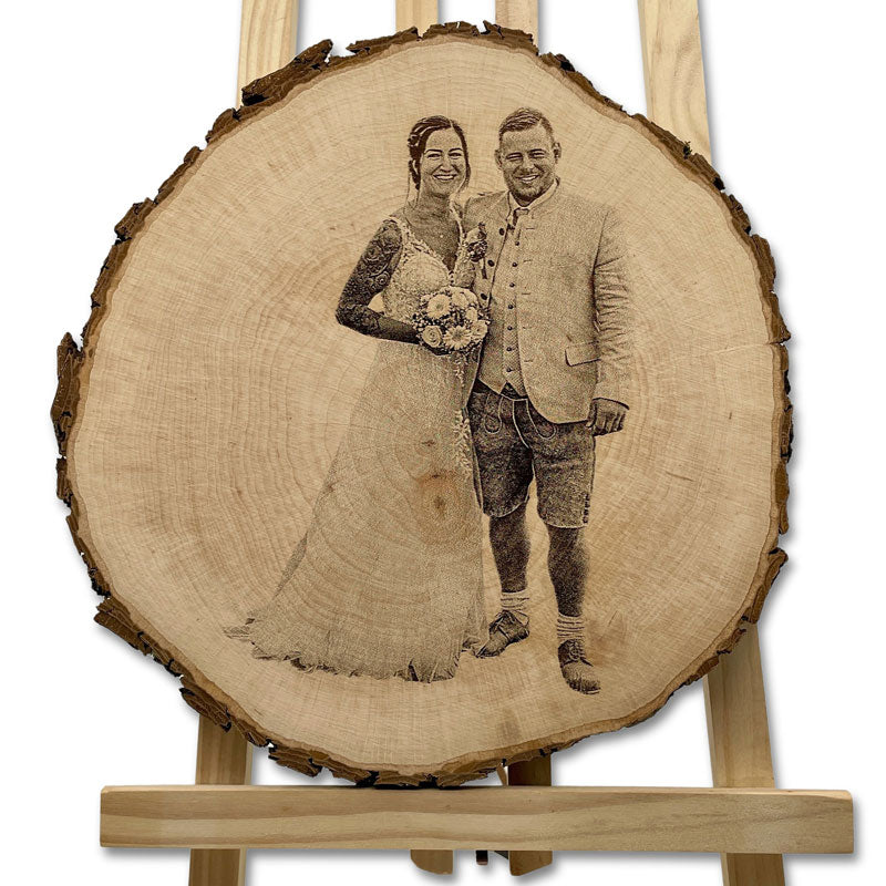 Gravierte Baumscheibe mit romantischem Motiv eines Hochzeitspaars – personalisierte Holzdeko zur Hochzeit
