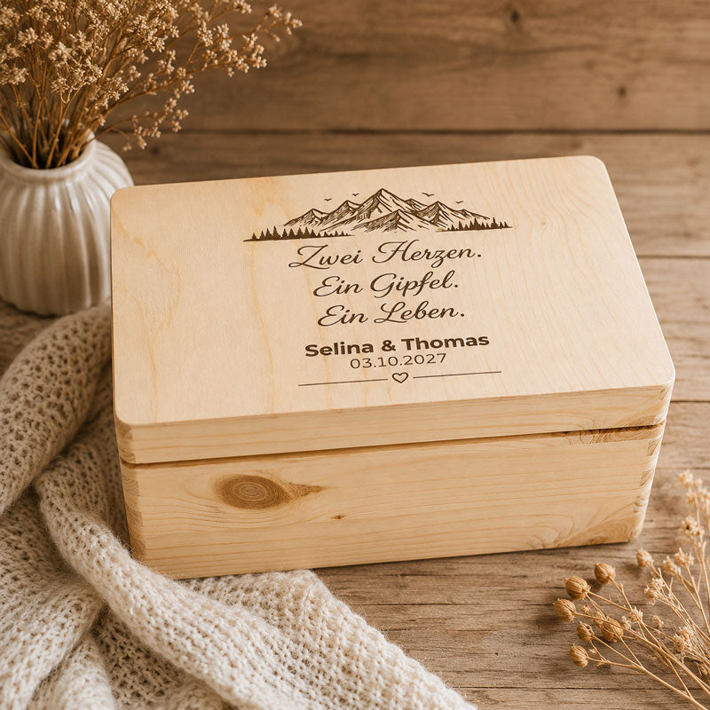 Geschenkebox aus Holz mit Bergmotiv und Namen des Brautpaares - Holzkiste mit Klappdeckel und Gravur