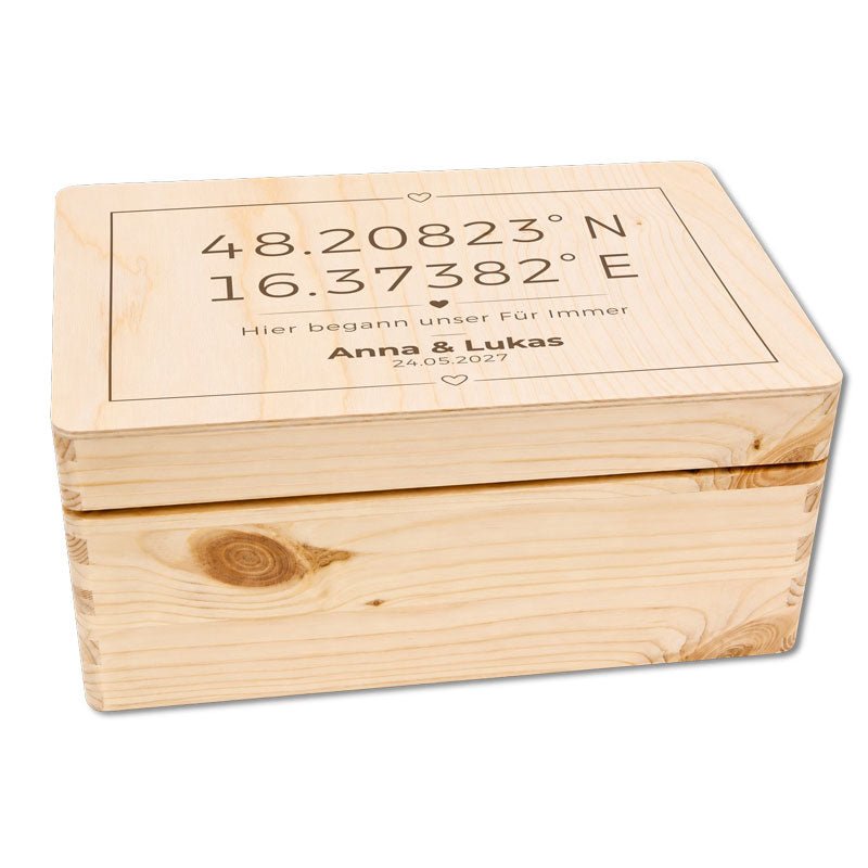 Personalisierte Geschenkebox aus Holz mit Koordinaten-Gravur