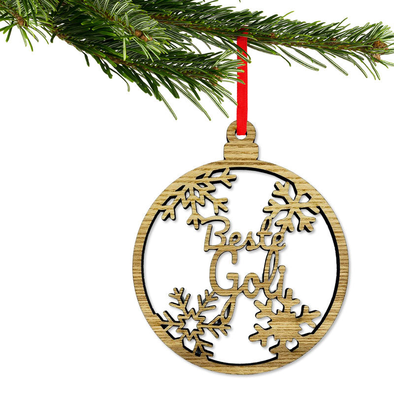 Christbaumkugel aus Holz mit Aufschrift Beste Goli am festlich geschmückten Baum, Christbaumanhänger aus Holz mit Namen