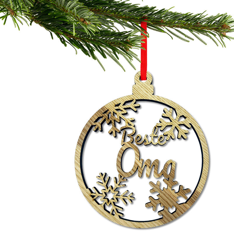 Christbaumkugel aus Holz mit Aufschrift Beste Oma am festlich geschmückten Baum, Christbaumanhänger aus Holz mit Namen
