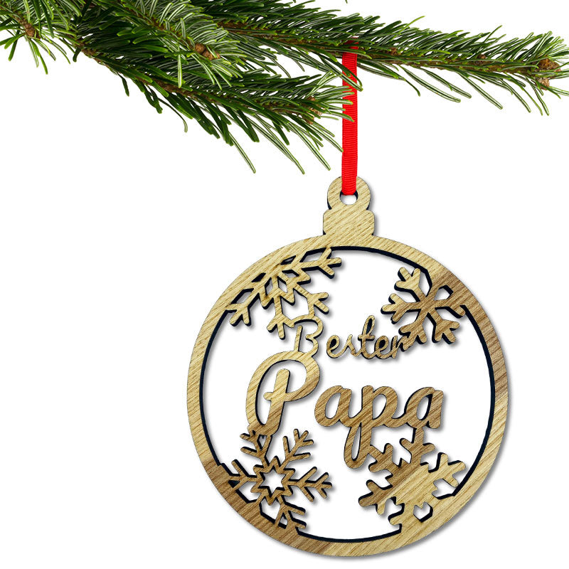 Christbaumkugel aus Holz mit Aufschrift Bester Papa am festlich geschmückten Baum, Christbaumanhänger aus Holz mit Namen
