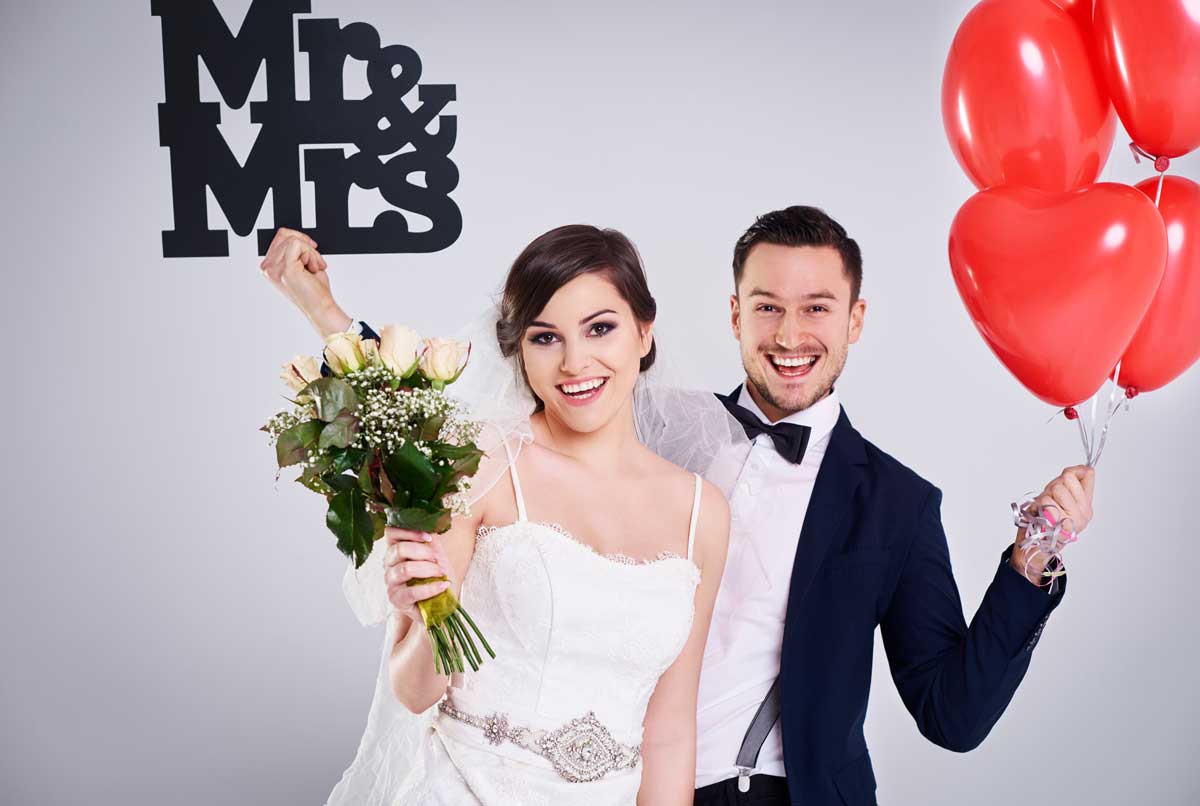 Lustige Gruppenaufnahme aus der gemieteten Fotobox – perfekt festgehaltene Erinnerungen mit Accessoires und personalisiertem Fotolayout von deiner Hochzeit