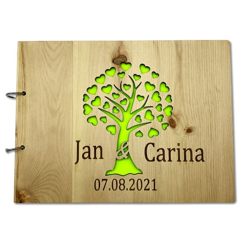 Gästebuch zur Hochzeit mit graviertem Baummotiv auf Holzcover