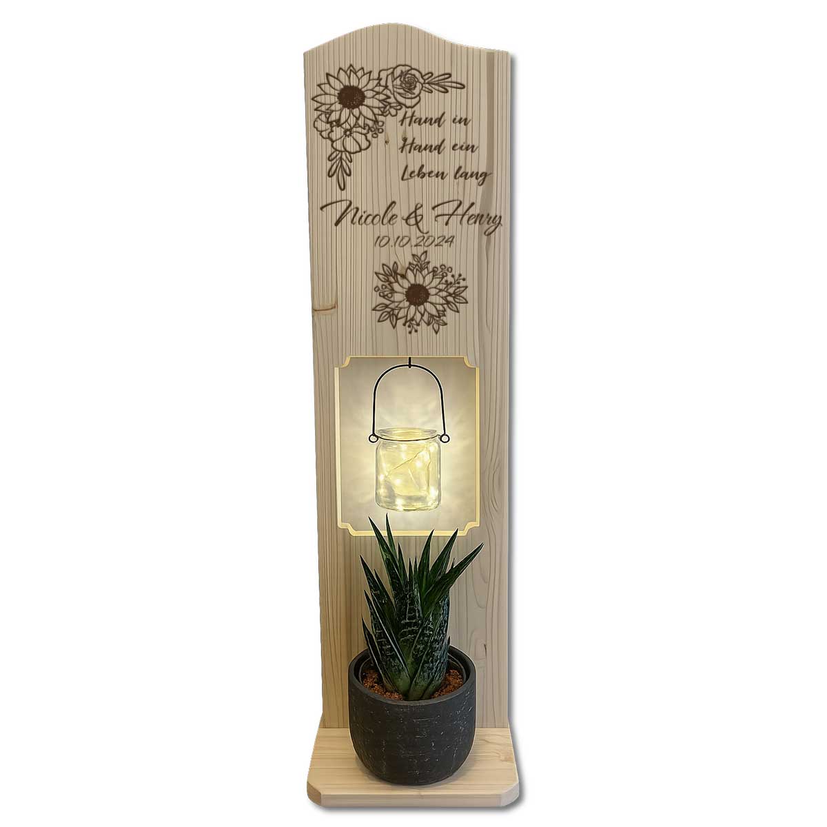 Holzschild mit Blumenmotiv, Namen und Datum als individuelle Dekoration für den Eingangsbereich und als Hochzeitsgeschenk