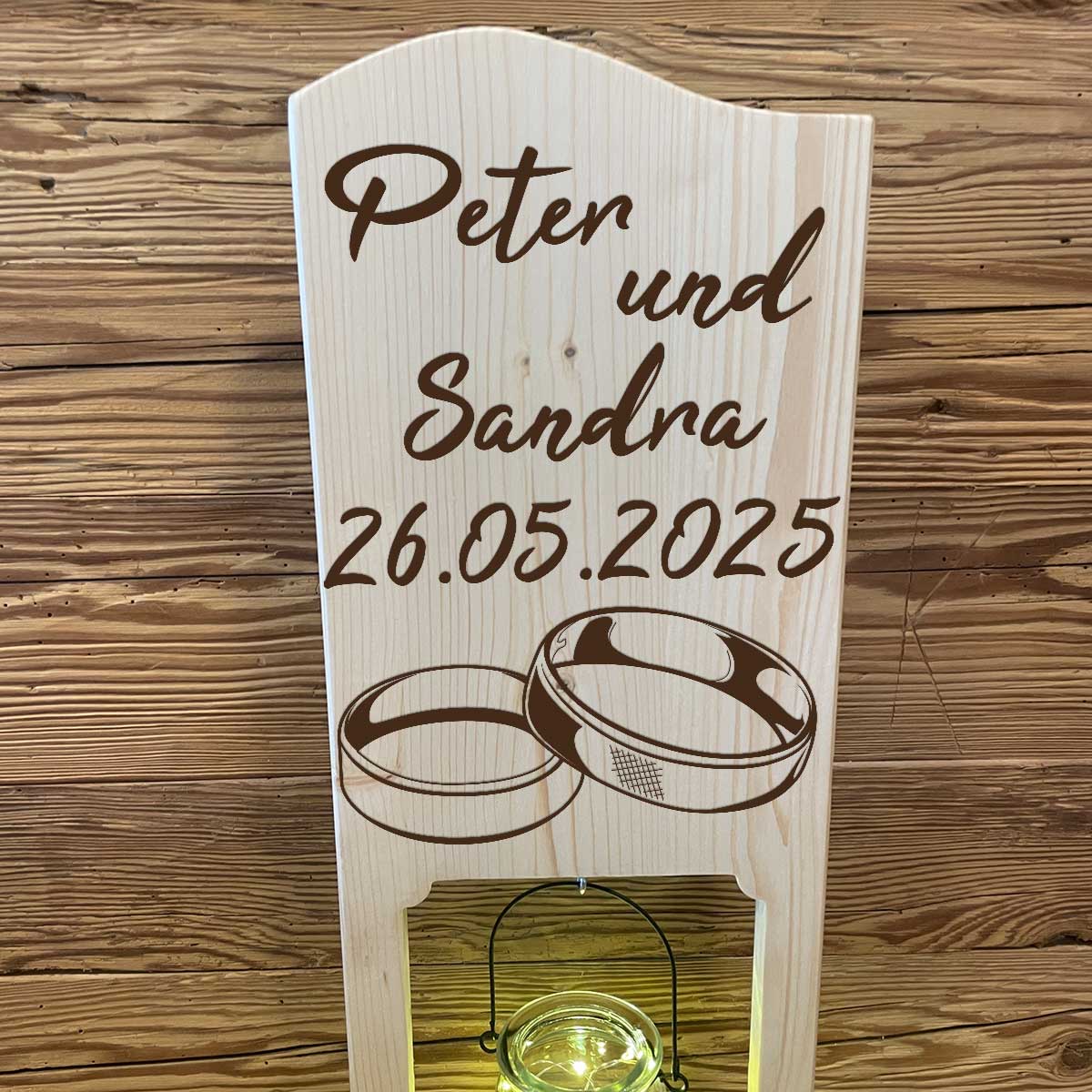 Detailaufnahme der filigranen Blumengravur auf einem hochwertigen Holzschild aus Fichtenholz - Aufsteller aus Holz für die Haustüre