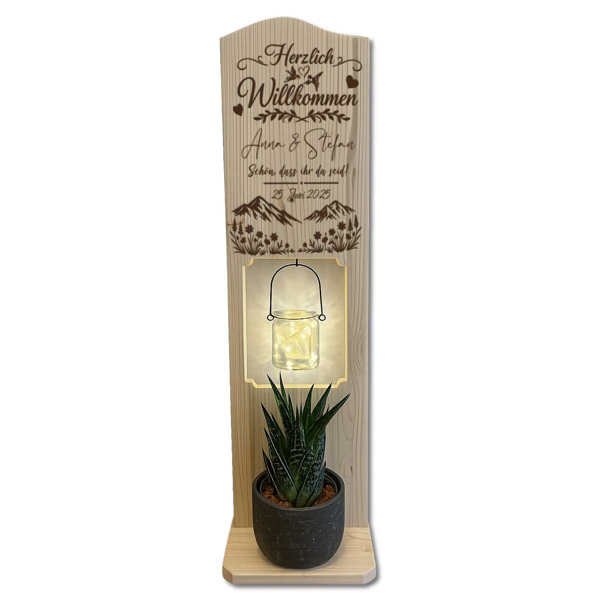 Personalisierter Holzaufsteller für Hochzeit mit Herzlich Willkommen und LED-Windlicht