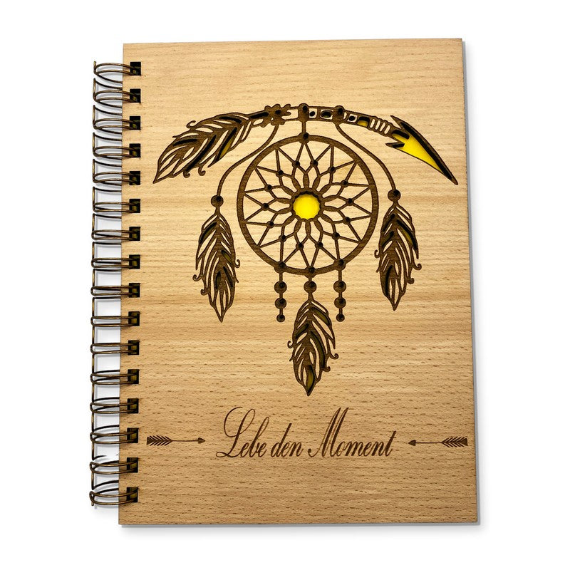 Handgefertigtes Notizbuch aus Holz mit Schriftzug „Lebe den Moment“