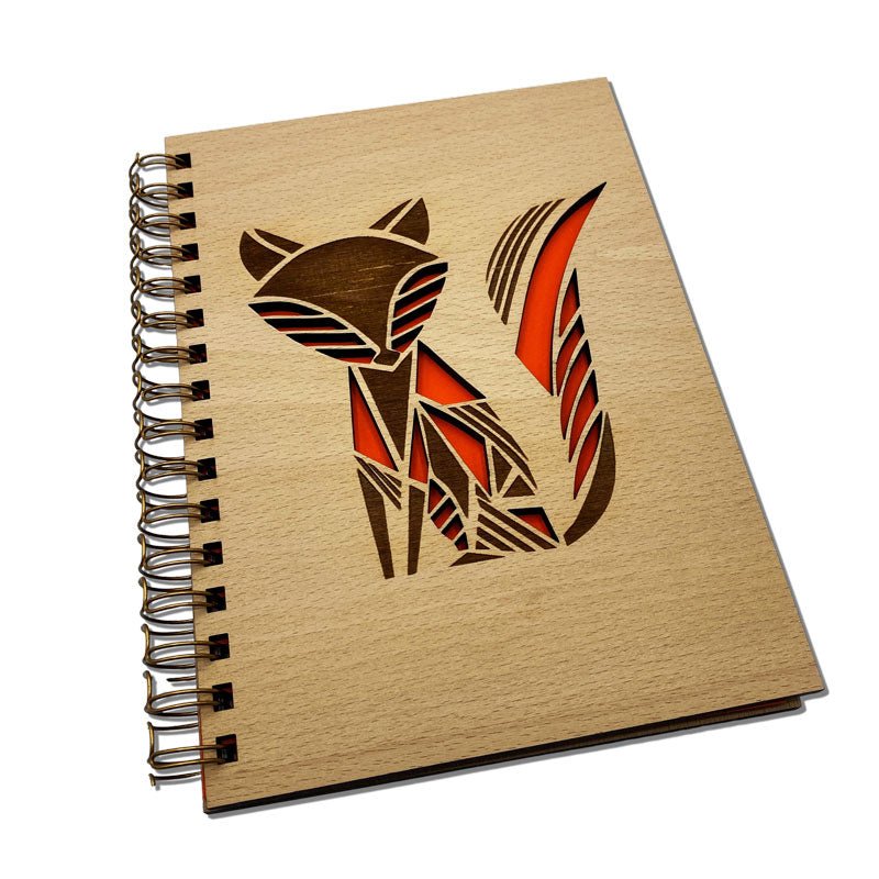 Graviertes Holzbuch mit cleverem Fuchs-Motiv auf dem Cover