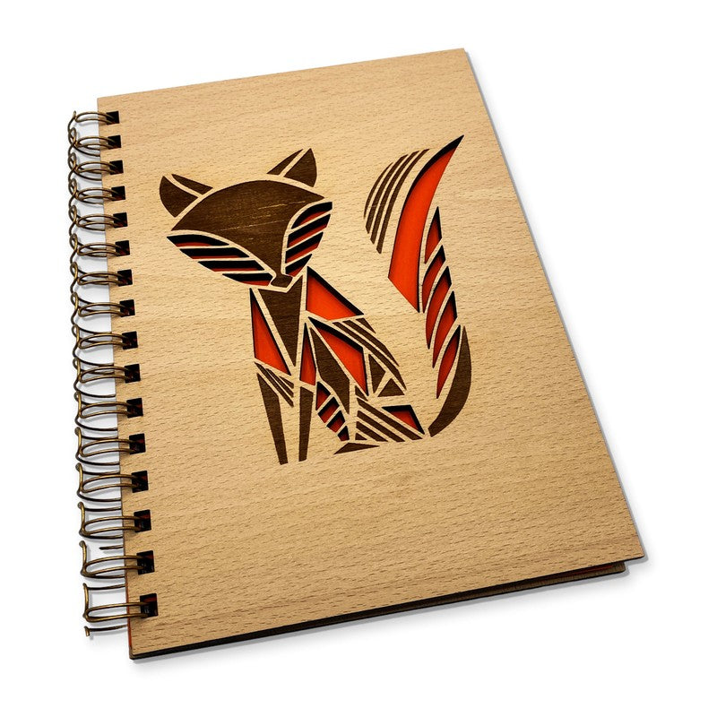 Graviertes Holzbuch mit cleverem Fuchs-Motiv auf dem Cover