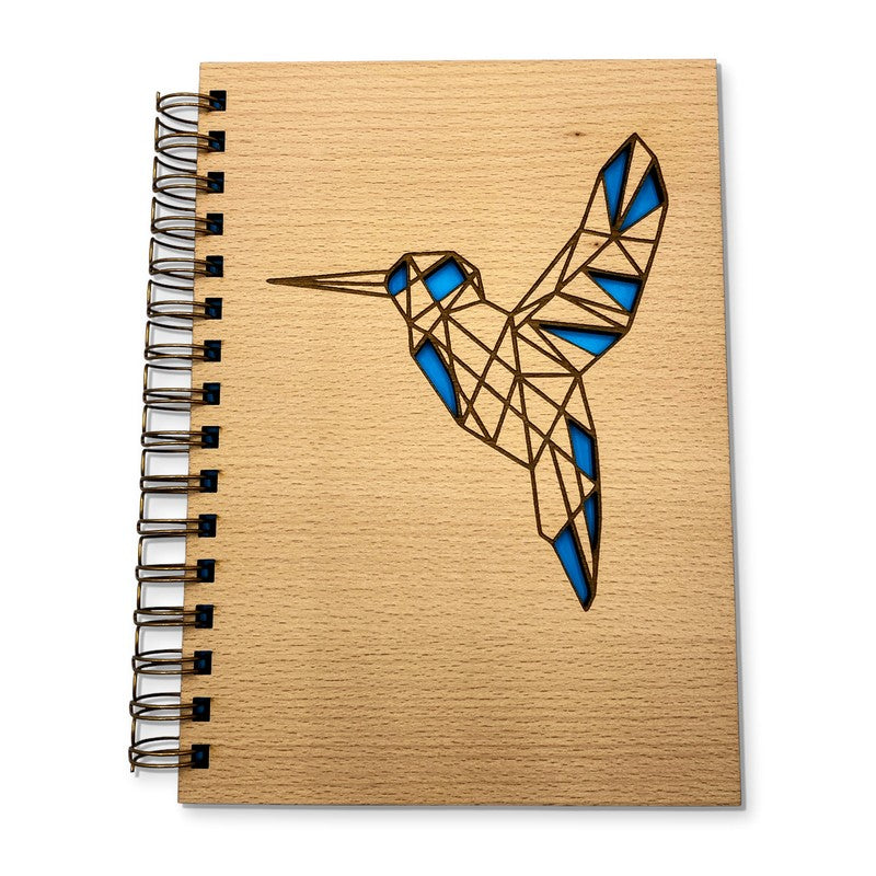 Notizbuch aus Holz mit filigran graviertem Kolibri auf dem Cover