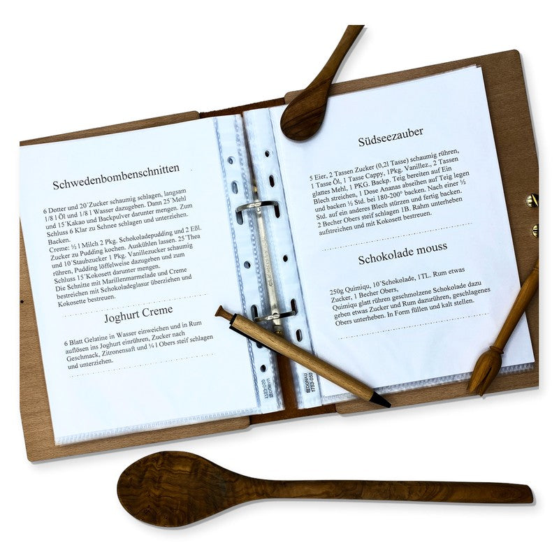 Detailaufnahme vom gravierten Kochbuch mit Ledereinband und Ringmechanik