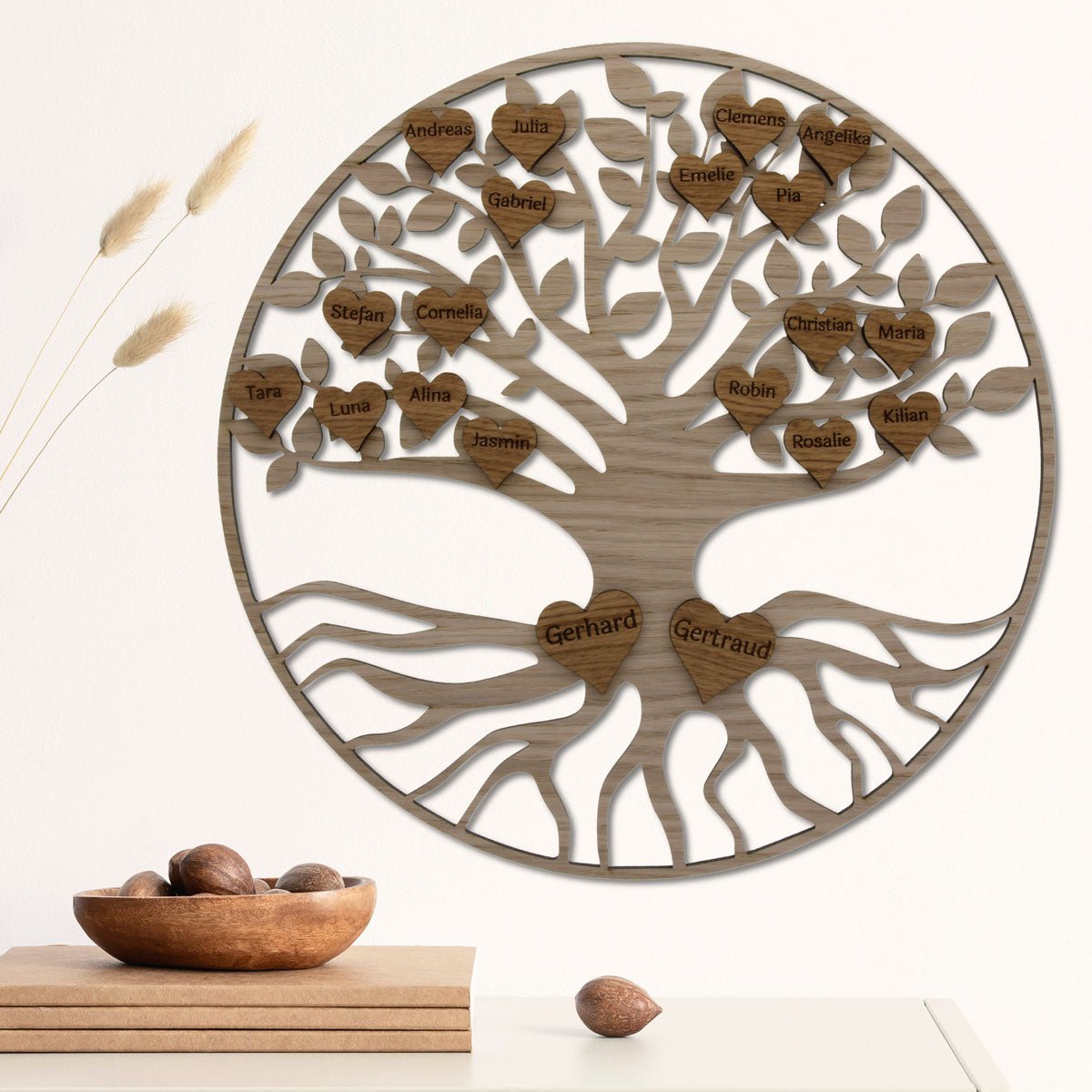 Stammbaum aus Eichenholz mit gravierten Herzen – personalisierte Familiendeko als Wanddekoration