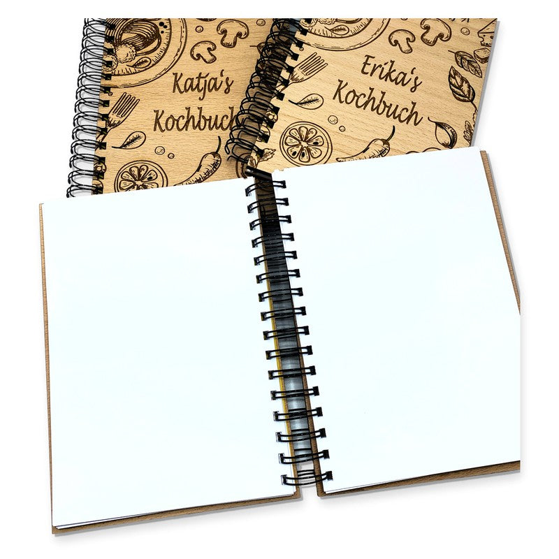 Offenes Rezeptbuch mit handgeschriebenen Notizen im Kochbuch