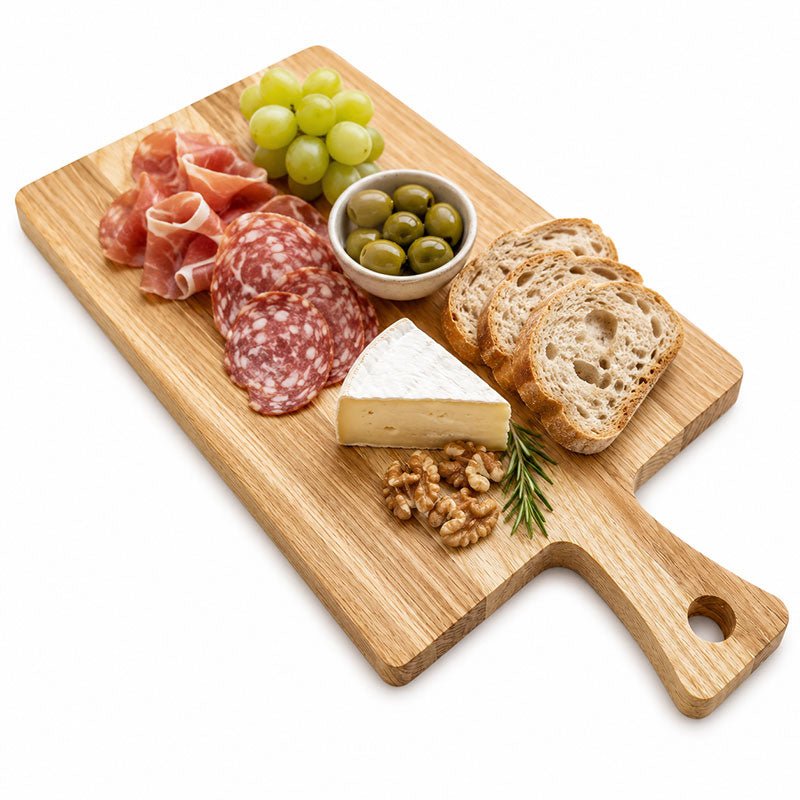 Hochwertiges Schneidebrett aus Eschenholz mit regionaler Jause stilvoll angerichtet, perfektes rustikales Servierbrett, auch für Gastro geeignet