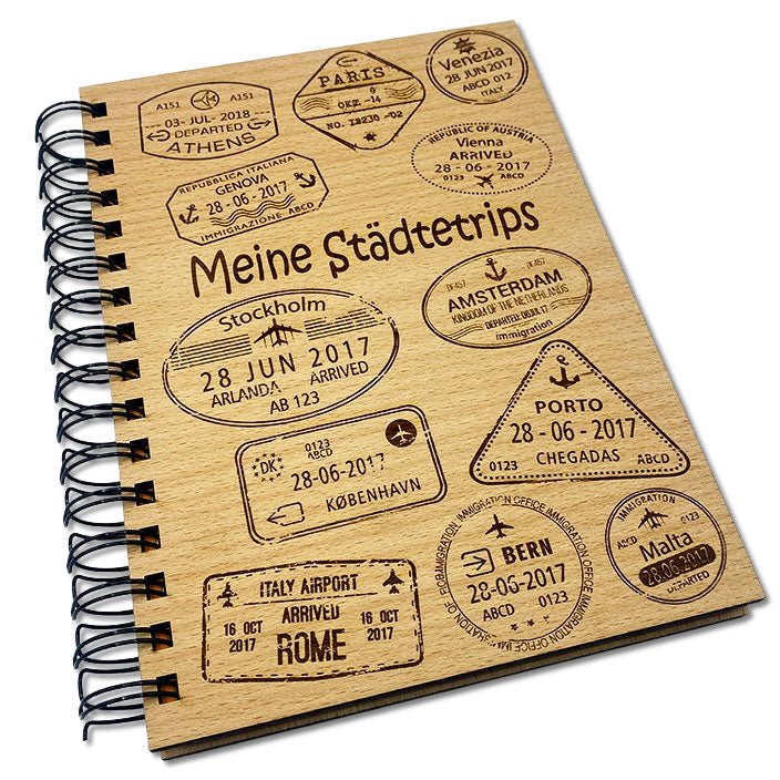 Reisetagebuch aus Holz - Seitenansicht Gravur auf Holzbuch