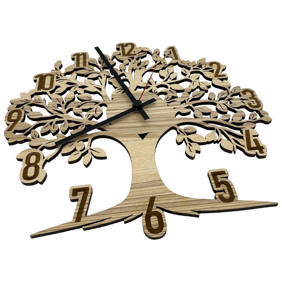 Detailaufnahme Holzmaserung und Zifferngravur der Wanduhr Lebensbaum, gefertigt in Österreich
Holzuhren kaufen