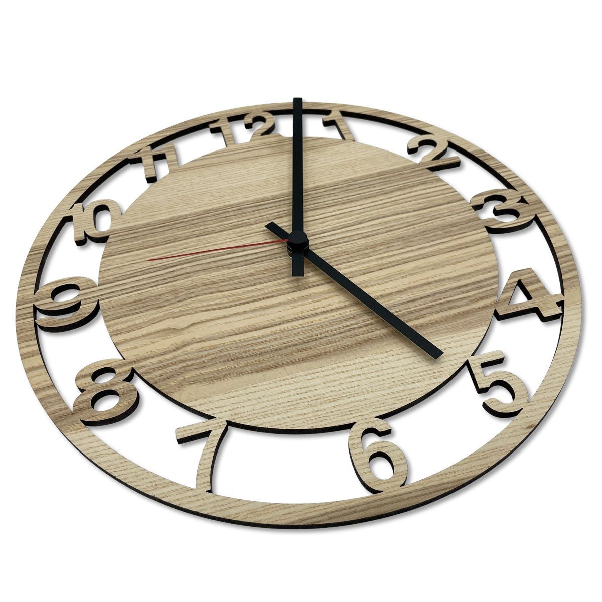 Detailaufnahme ausgeschnittene Ziffern und Holzmaserung der modernen Holz-Wanduhr Digits