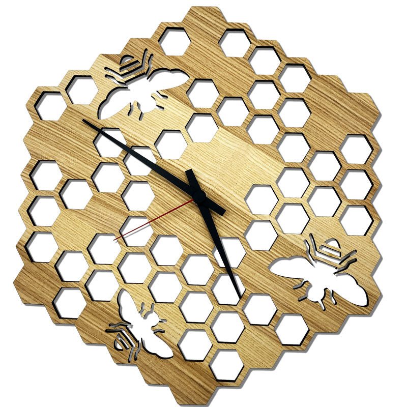 Wanduhr „Bienenwabe“ aus Eschenholz mit filigranem Wabenmuster – Vorderansicht