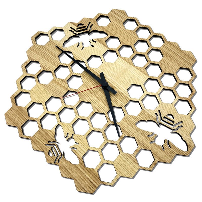 Detailaufnahme der Wanduhr „Bienenwabe“ – natürliche Holzmaserung und präzises Quarzwerk