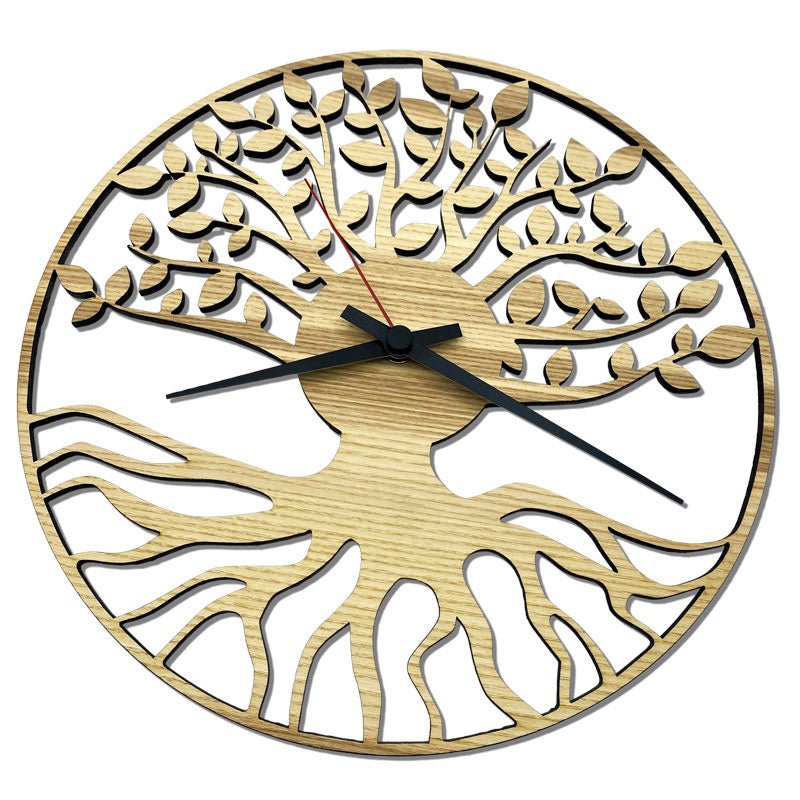 Detailaufnahme der Wanduhr „Baum des Lebens“ – natürliche Holzmaserung und präzises Quarzwerk