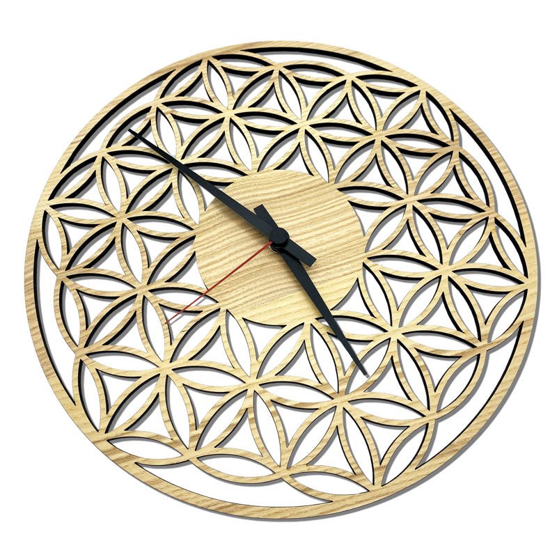 Detailaufnahme der Wanduhr „Blume des Lebens“ – natürliche Holzmaserung und präzises Quarzwerk
