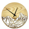 Wanduhr „Mountains“ aus Eschenholz mit stilisiertem Bergmotiv – Vorderansicht