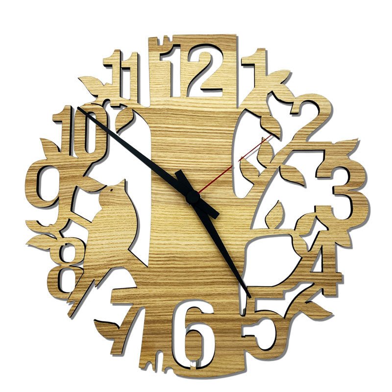 Wanduhr „Natur“ aus Eschenholz mit filigranem Vogel- und Baum-Motiv – Vorderansicht