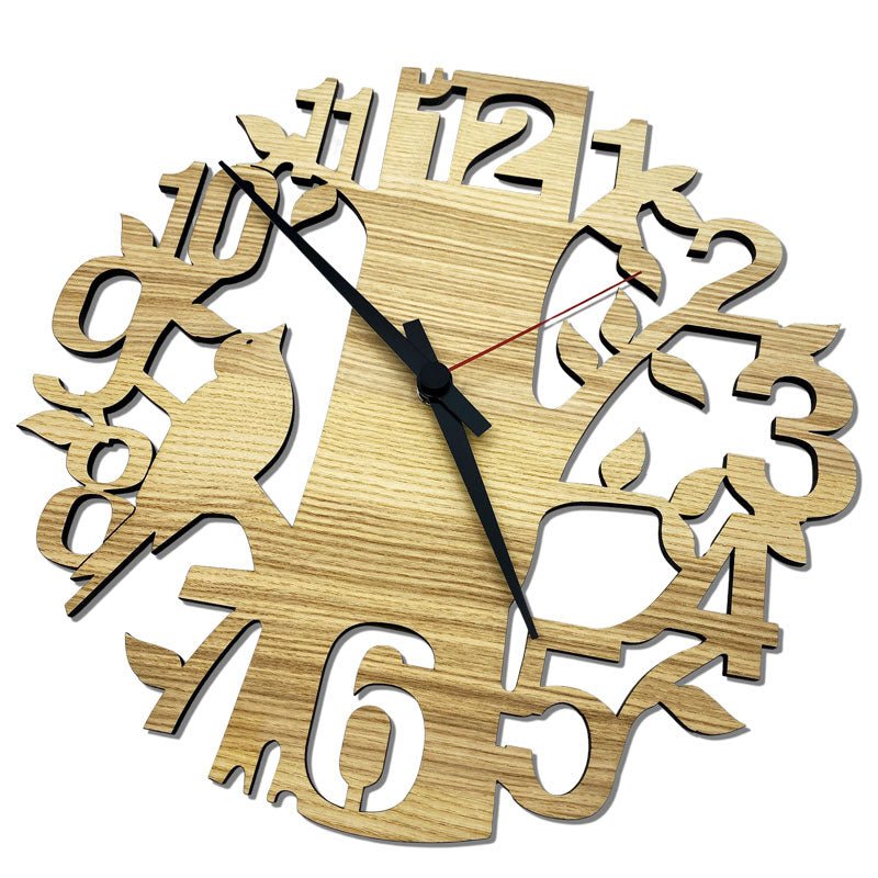 Detailaufnahme der Wanduhr „Natur“ – natürliche Holzmaserung und präzises Quarzwerk