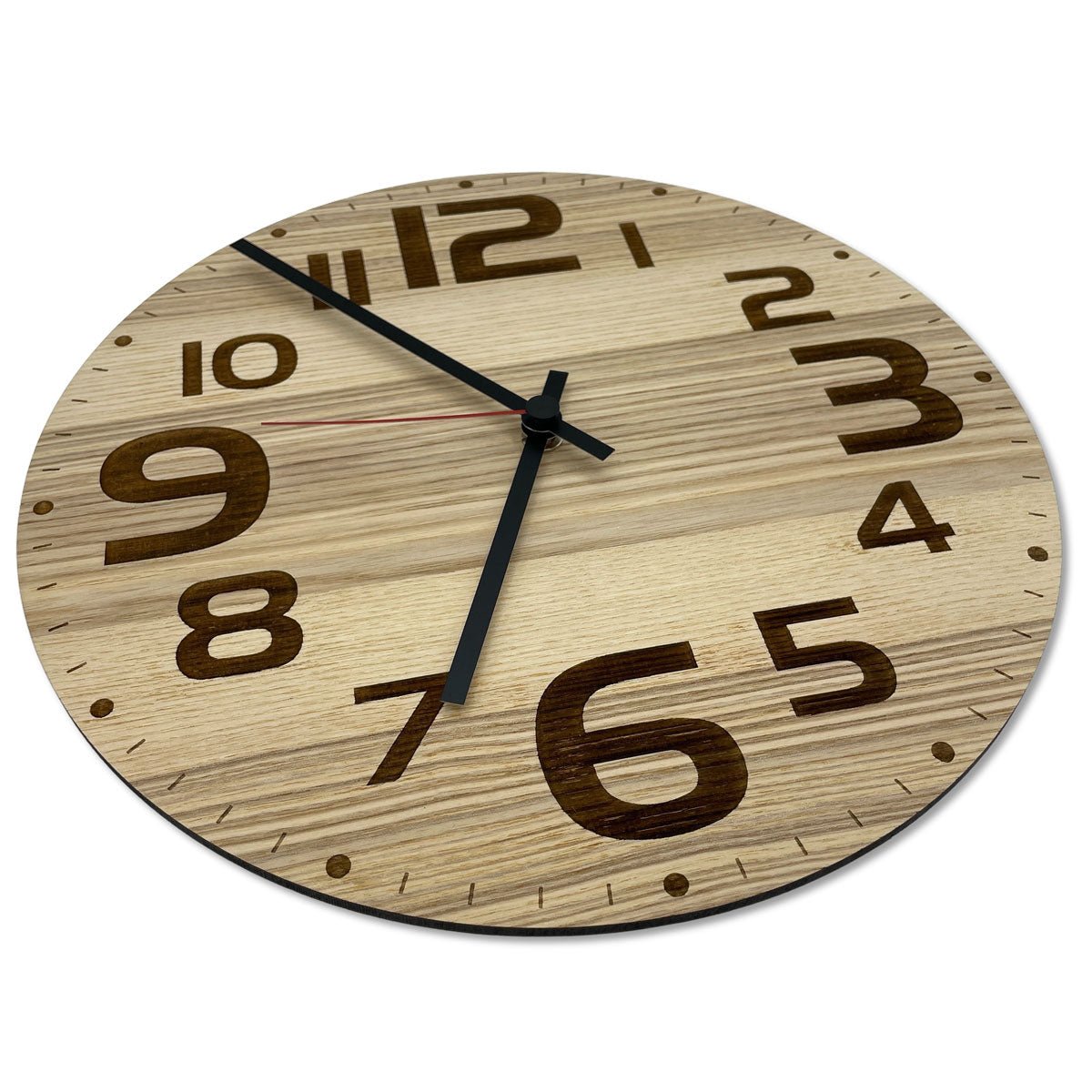 Detailaufnahme modernes Ziffernblatt aus Holz mit feinen Gravurlinien, leises Quarzwerk und Aluminum Zeigern, Wanduhren aus Holz