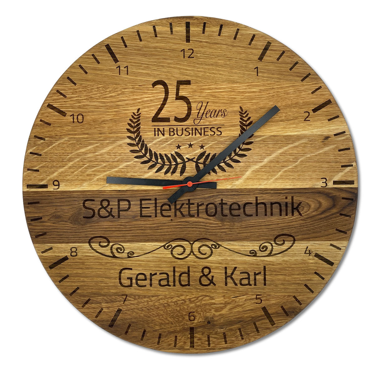Personalisierte Uhr mit Firmenlogo aus Holz
