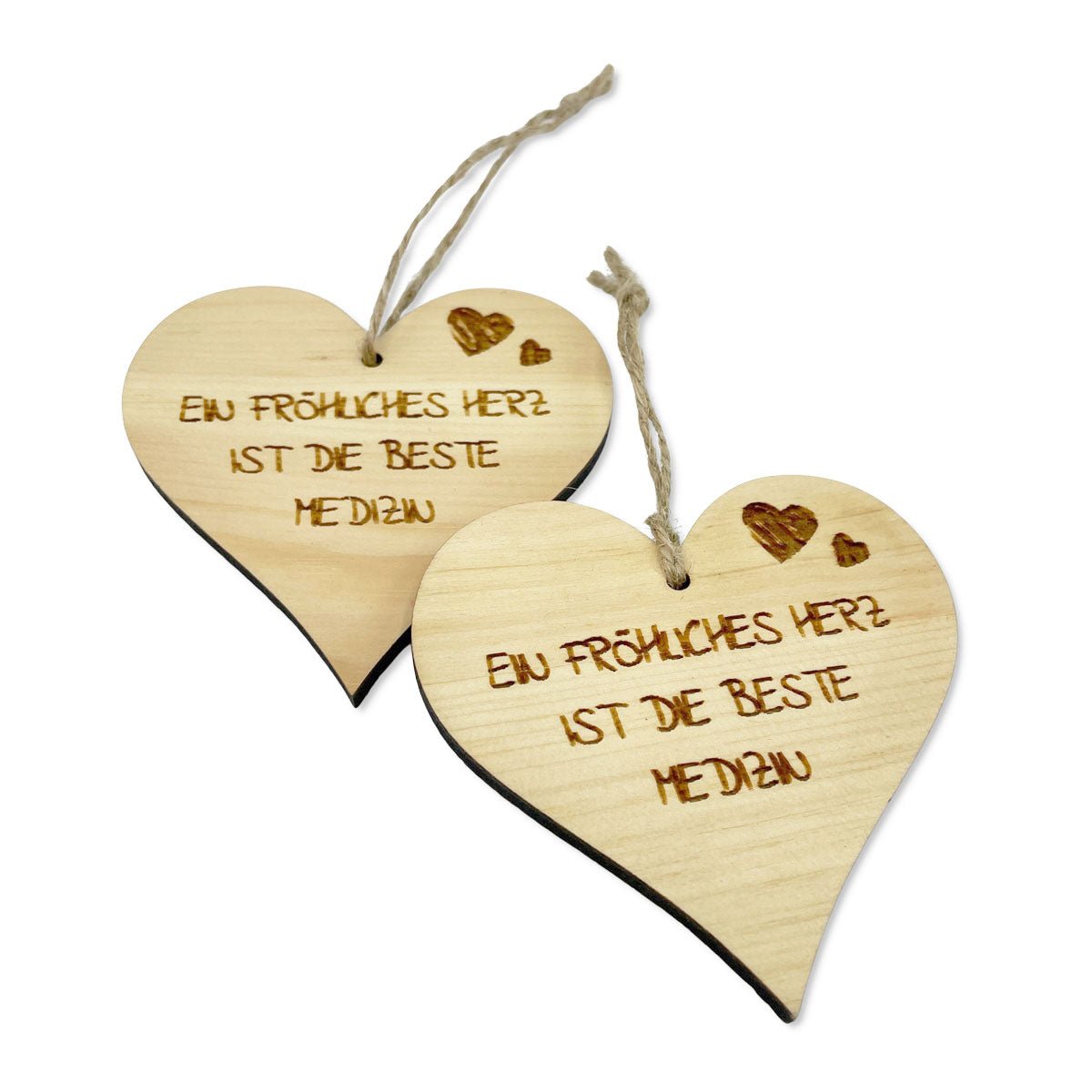 Zirbenherz mit Gravur „Ein fröhliches Herz ist die beste Medizin“ – handgefertigt aus österreichischem Zirbenholz - Zirbenherz mit Spruch