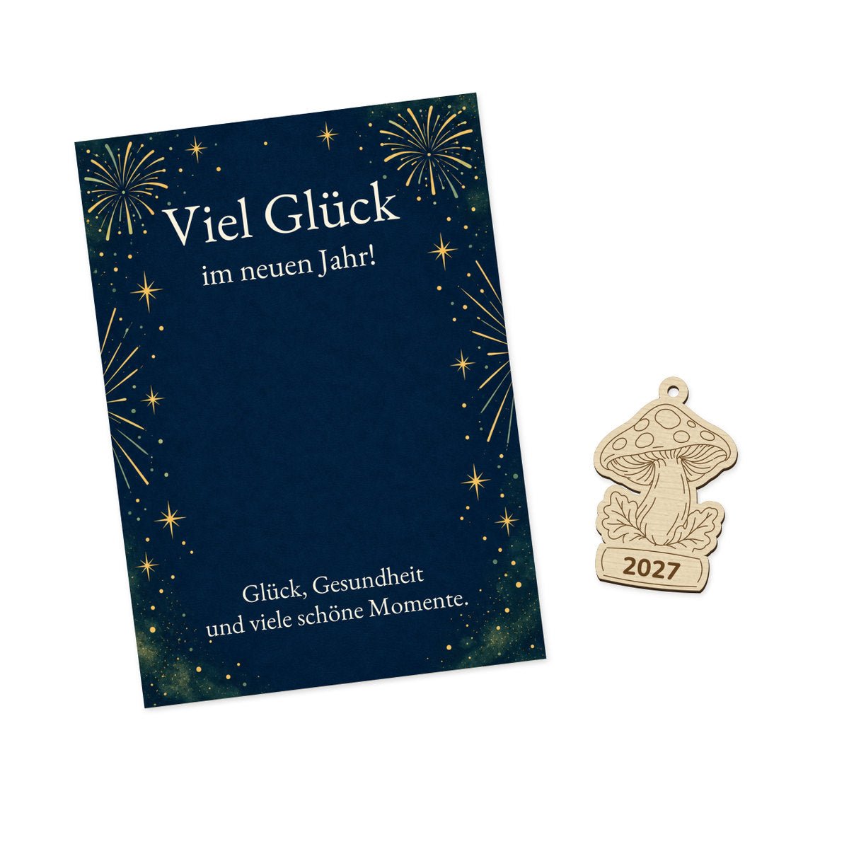 Glücksbringer-Karte mit Holzpilz und Fliegenpilz mit Blättern und Schriftfeld mit Beschriftung 2027 nebeneinander auf weißem Hintergrund