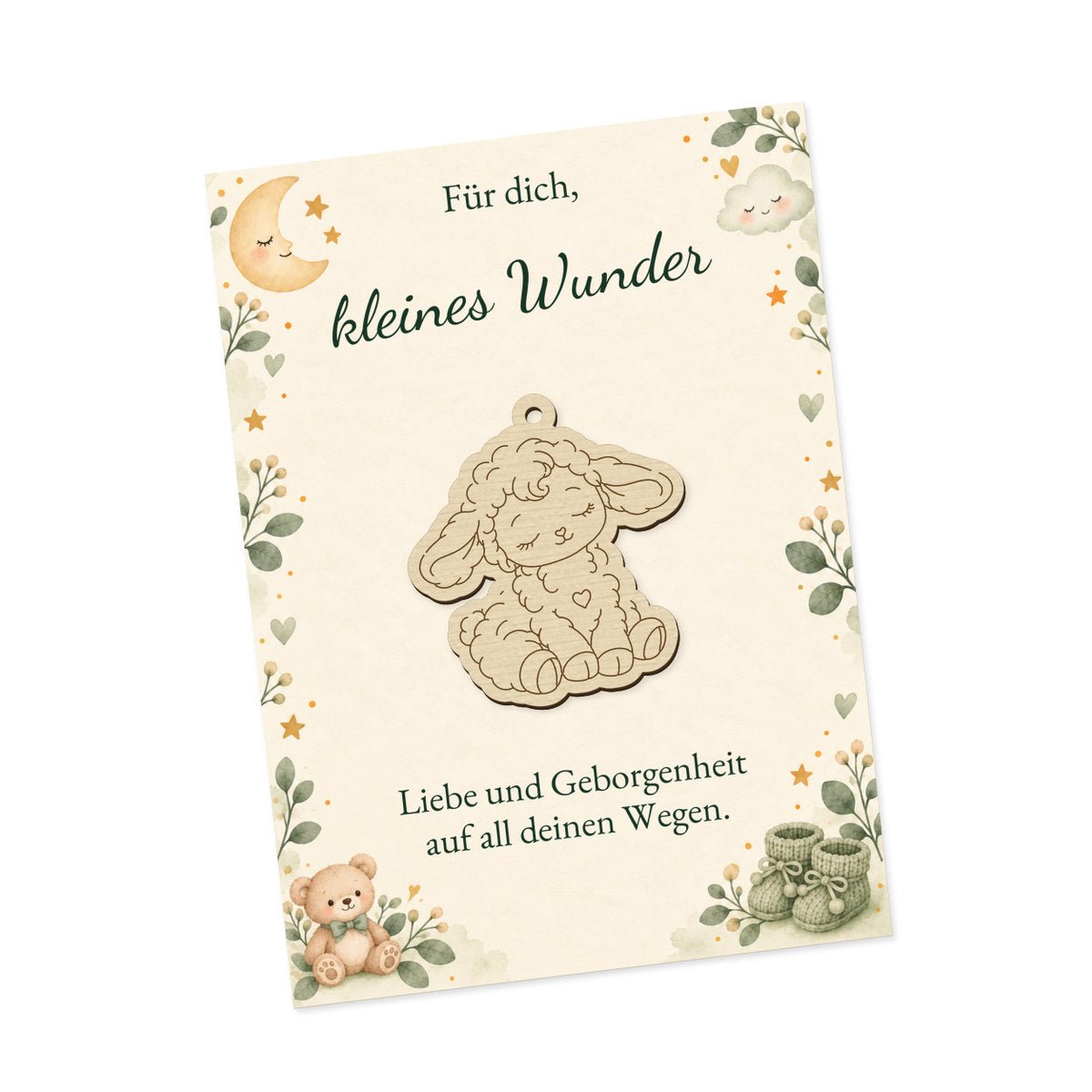 Sitzendes Lamm mit Locken und Herzdetail auf Babykarte mit Mond, Sternen und grünen Blättern
