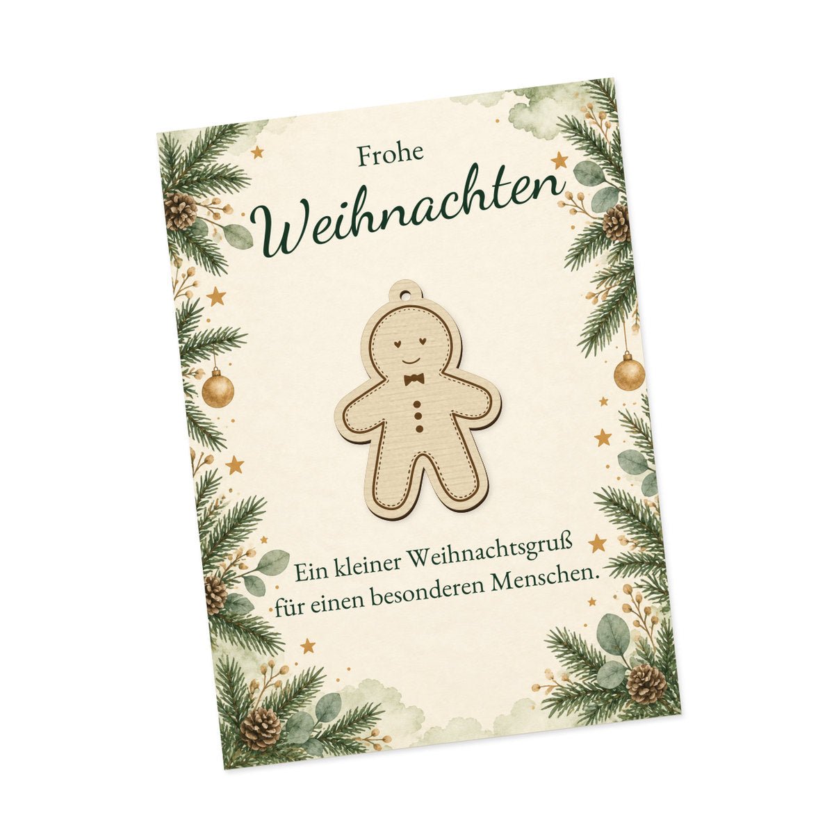 Lebkuchenmann mit Schleife und Knöpfen zwischen Tannenzweigen und goldfarbenen Sternen