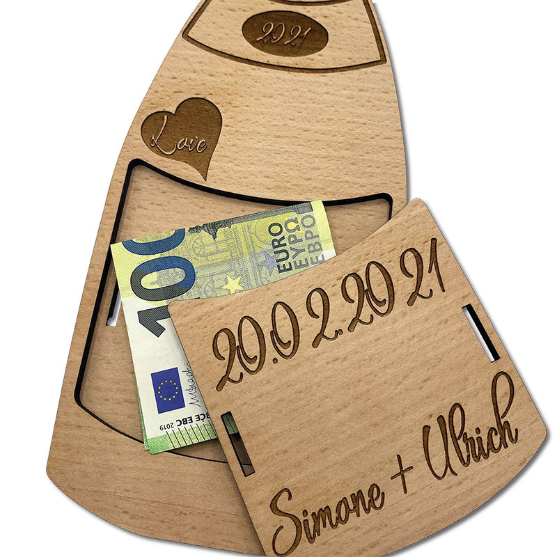 Geldgeschenk Hochzeit aus Holz in Form einer personalisierten Sektflasche