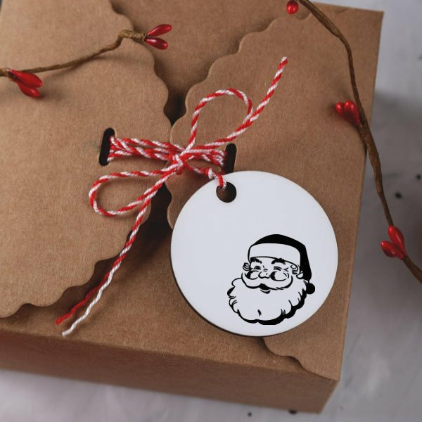 Detailansicht des „Santa Claus“-Stempels von Wurmis-Holzdeko auf einem Geschenkanhänger