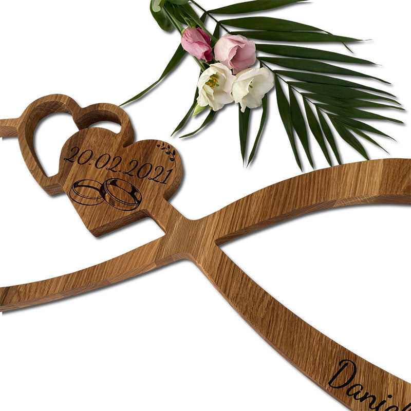 Hochzeitsgeschenk aus Holz in Form eines Unendlichkeitszeichens mit Gravur