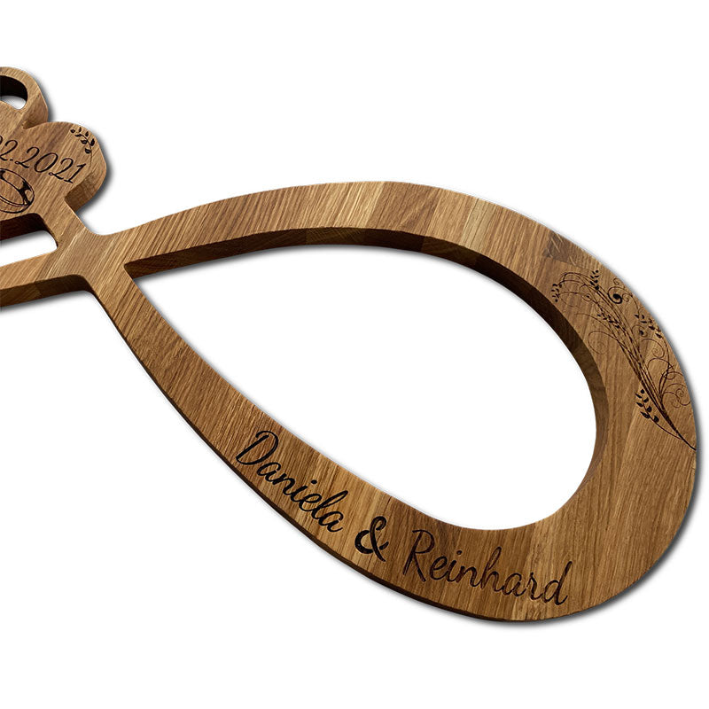 Personalisiertes Unendlichkeitszeichen aus Holz mit Namen des Brautpaares