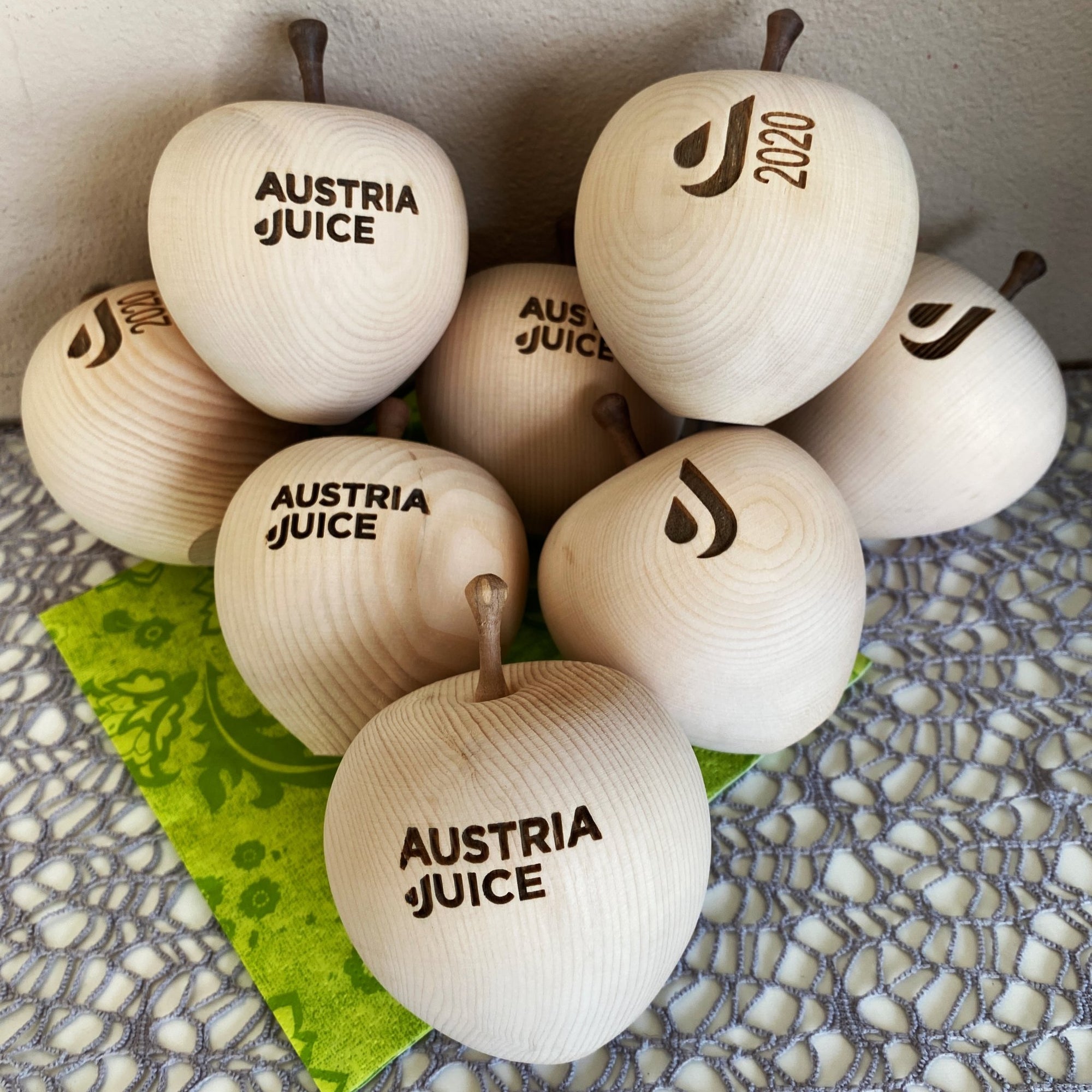 Zirbenäpfel für die Fa. Austria Juice - Wurmis-Holzdeko